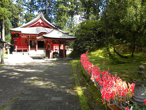 Haguro San, Sanjin Gosaiden, adjacent temple 