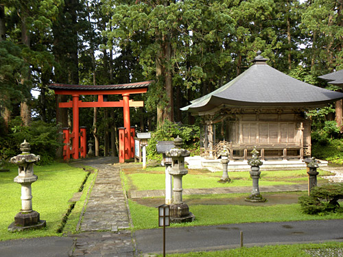 Haguro San, Tori at Sanjin Gosaiden temple