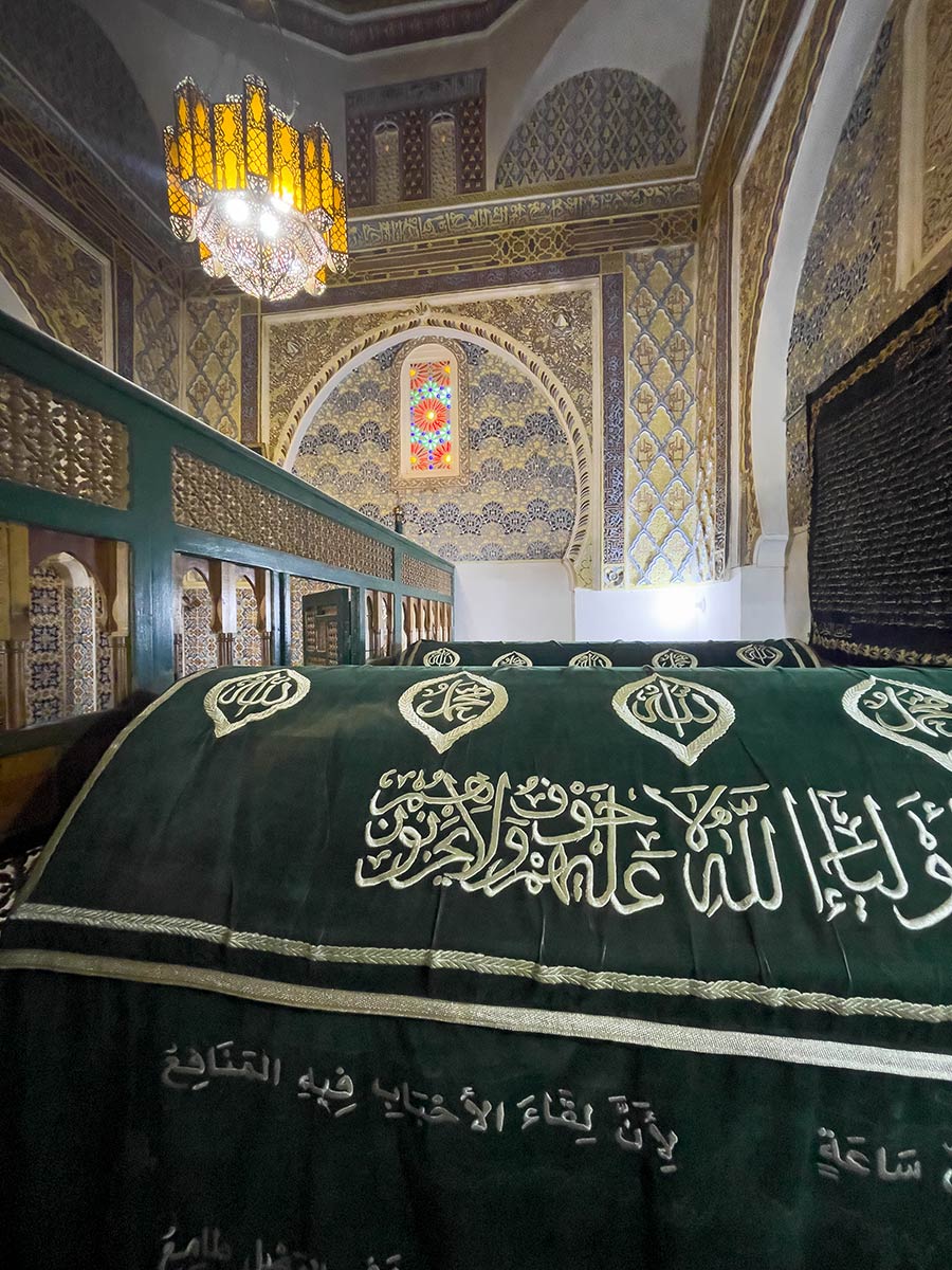 Sidi Boumedieneko Zaouia (hilobia), Tlemcen. Sidi Boumediene Abû Madyan Shu'ayb ibn al-Husayn al-Ansarî (1116–1198) ere deitzen zaio.