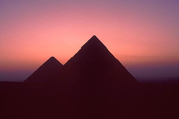 मिस्र के बाद सूर्यास्त के बाद गीज़ा पिरामिड