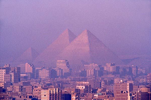 Pyramides de Gizeh, au-dessus de la ville du Caire, en Égypte