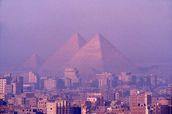 Pirâmides de Gizé, subindo acima da cidade do Cairo, Egito