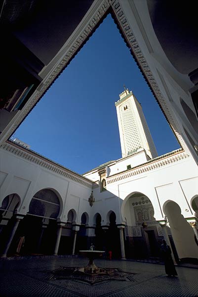 Patio y minarete de Zawiya de Moulay Idriss II, Fez, Marruecos