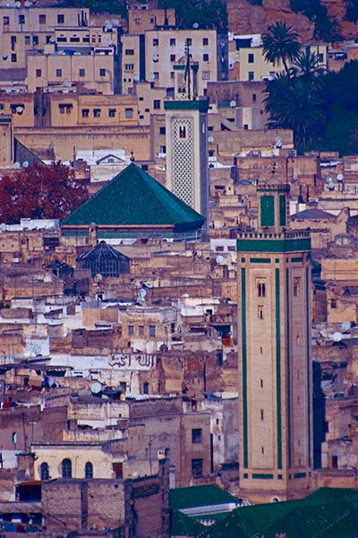 Mezquita Kairouine (primer plano) y Zawiya de Moulay Idris II (fondo), Fez, Marruecos