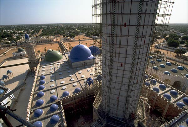 Renoveringar av minareten, den stora moskén i Touba