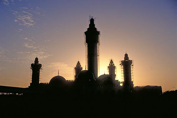Solnedgång vid den stora moskén i Touba
