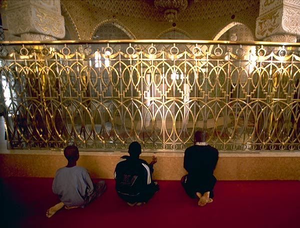 Pelgrims bij mausoleum van Cheikh Amadou Bamba, Touba-moskee