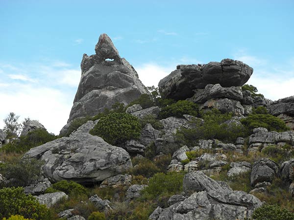 Pyramide alles sehender Augenfelsen, Markierungsstein, schwarzer Hügel, Sonnental