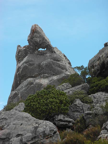 Pyramide alles sehender Augenfelsen, Markierungsstein, schwarzer Hügel, Sonnental