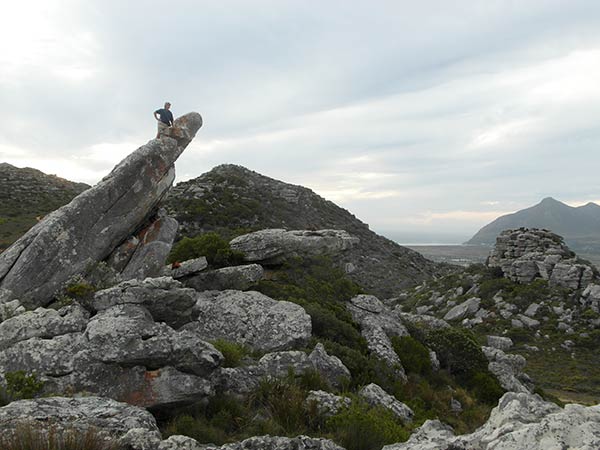 Pyramide alles sehender Augenfelsen, Markierungsstein, schwarzer Hügel, Sonnental