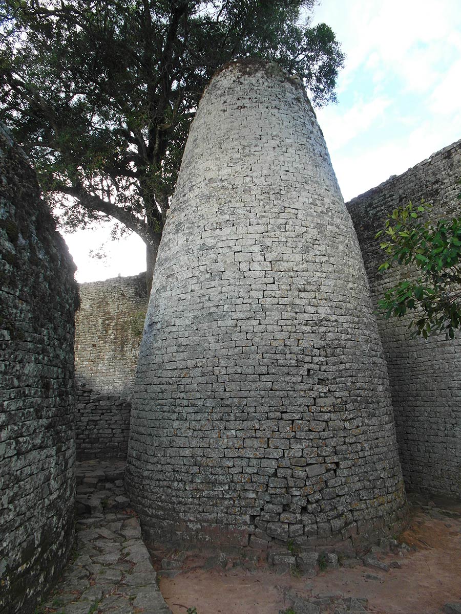Grandes ruinas de Zimbabwe, misteriosa torre de piedra.