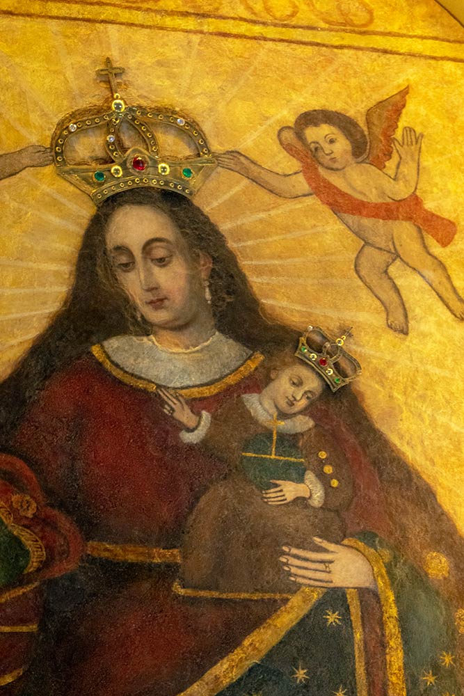 Primer plano de María con niño Jesús, altar mayor, Santuario de Virgen de Socavón, Oruro