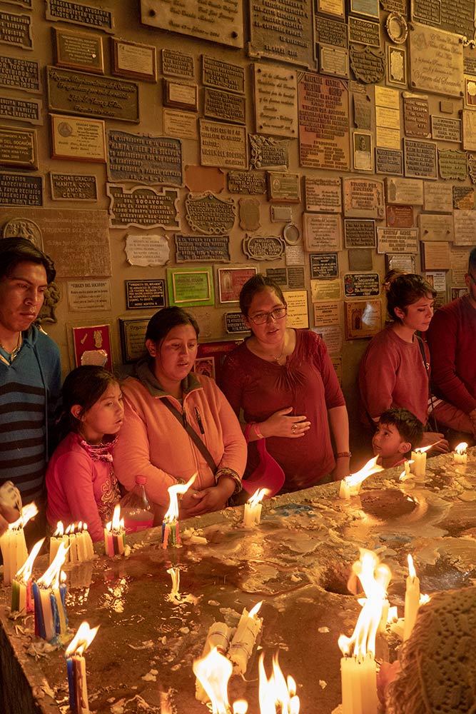 Peregrinos en el Santuario de la Virgen de Socavón, Oruro