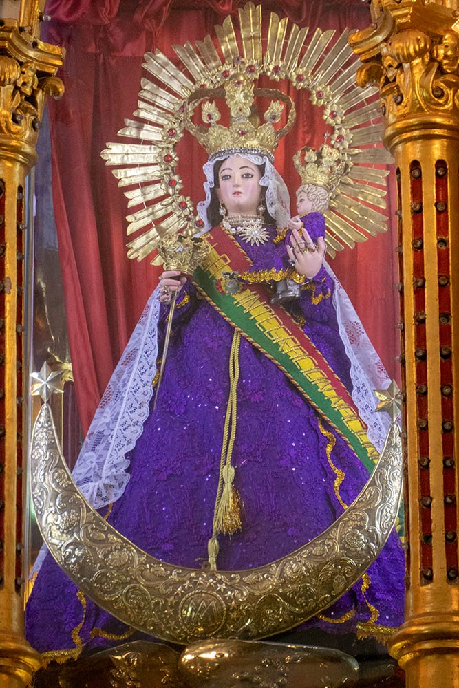 Helig staty av Virgen av Urkupi, kyrkan San Ildefonso, Quillacollo