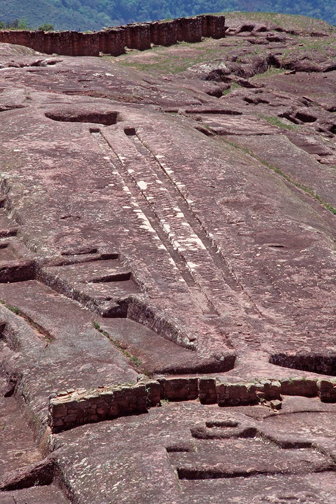 Misteriosas tallas gigantes de piedra en la cima de la montaña de Samaipata