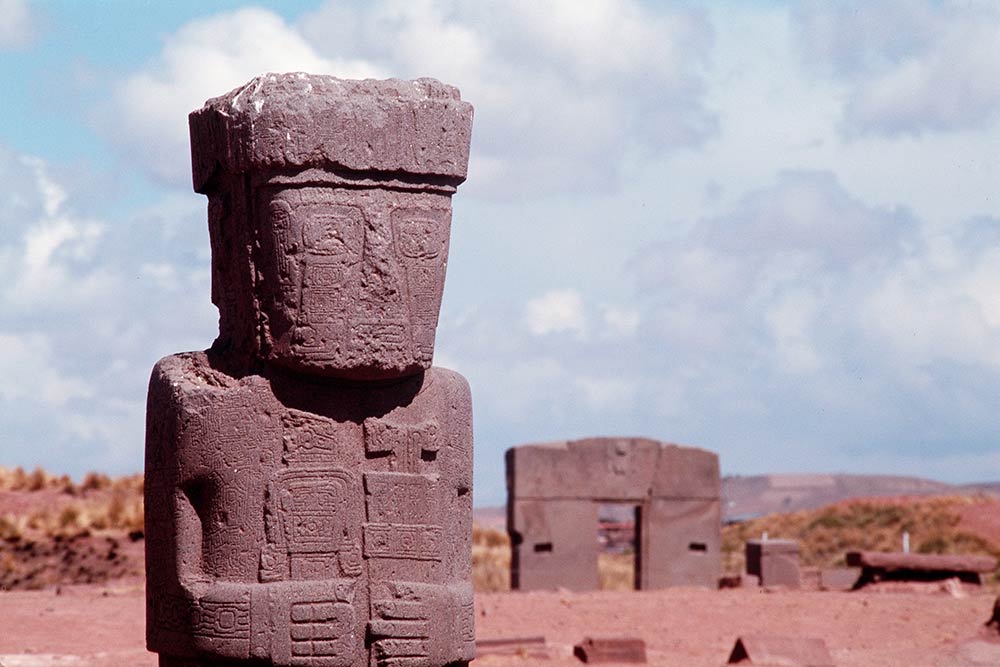 Arka planda Güneş Geçidi ile Stela 8, Kalasasaya tapınağı, Tiahuanaco