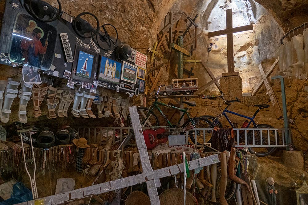 Votiver lämnade av pilgrimer inom grottens helgedom i Bom Jesus da Lapa