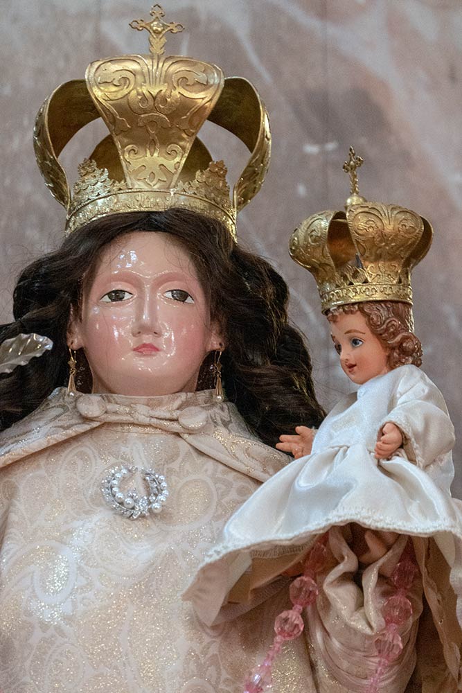Статуя Марии и младенца Иисуса, базилика Андаколло, Андаколло