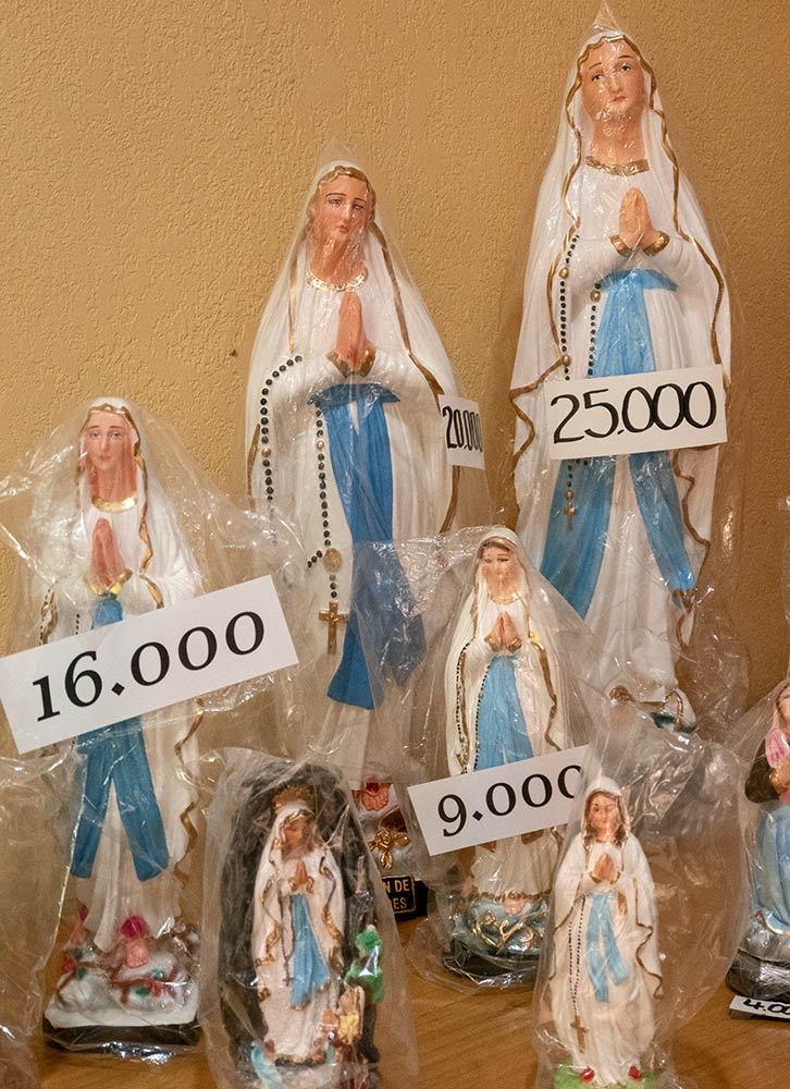 Pequeñas estatuas de María en venta, Santuario Lo Vasquez.