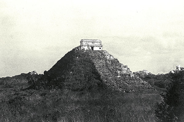 'El Castillo' piramidea berreraikitze arkeologikoaren aurretik.