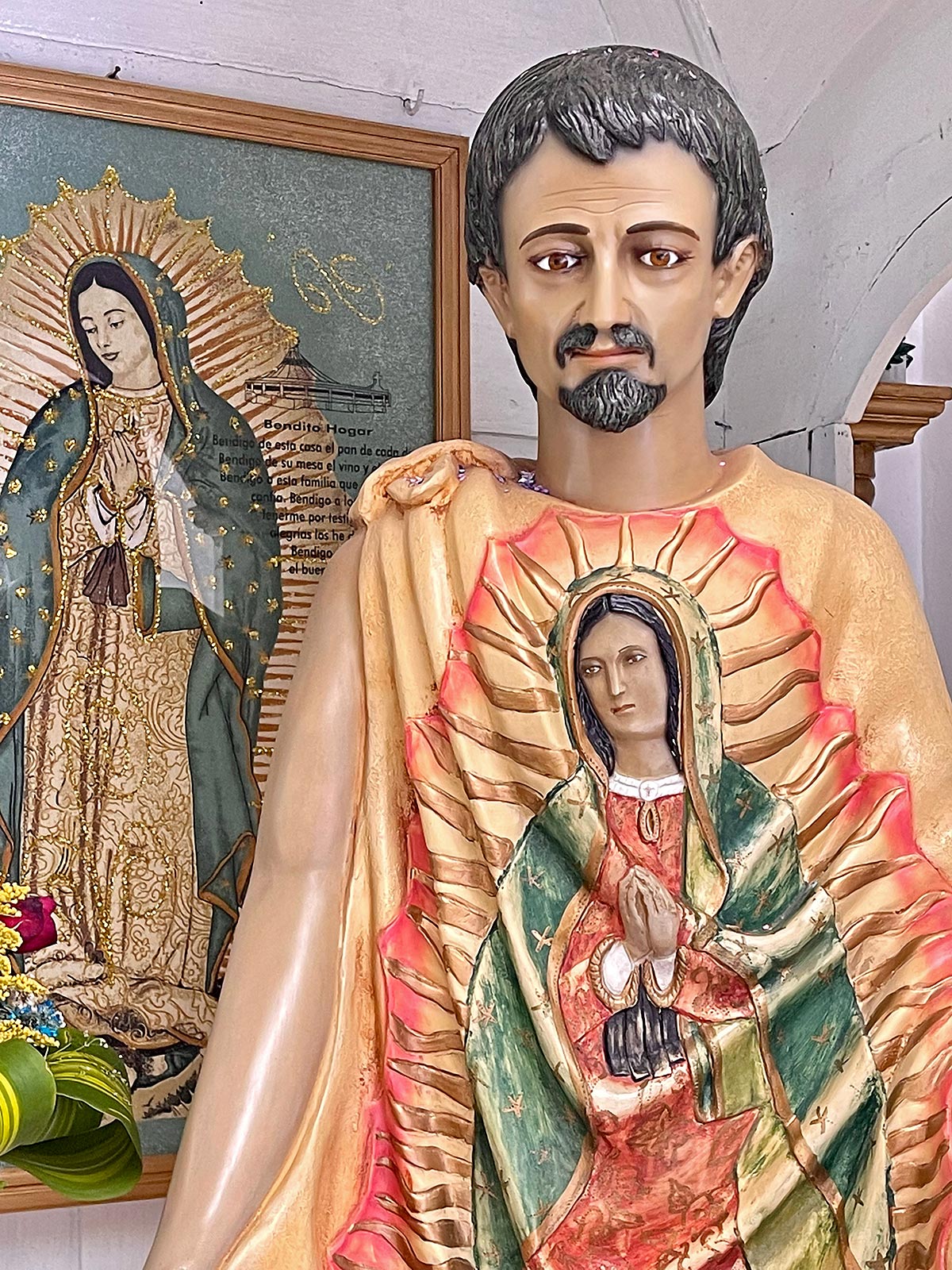 Staty av Juan Diego med mirakulös bild av Maria präglad på hans tygkappa, Church of Guadalupe, San Cristobal