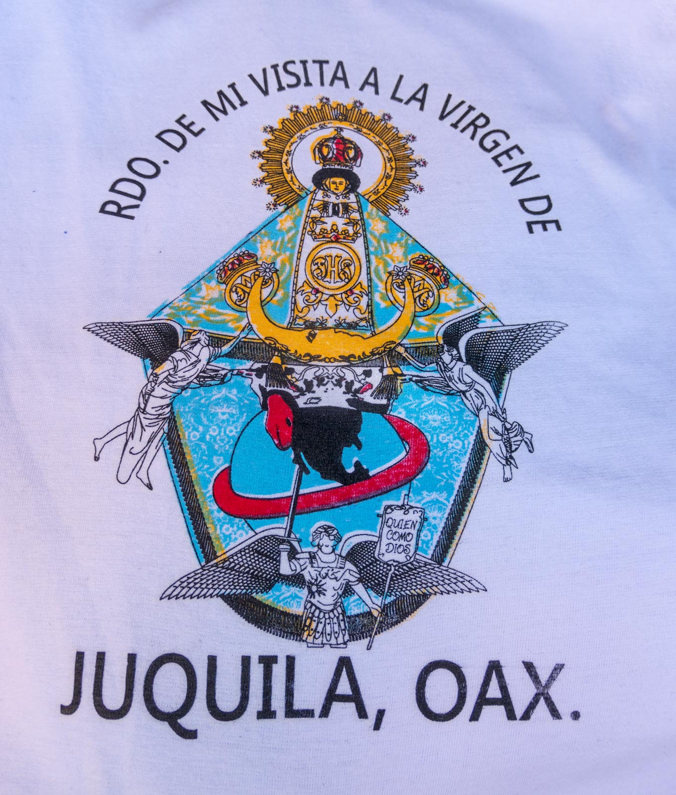 Kuva Neitsyt Marian ihmepatsaasta t-paidassa, myynnissä torilla lähellä Neitsyt Marian kirkkoa, Juquila