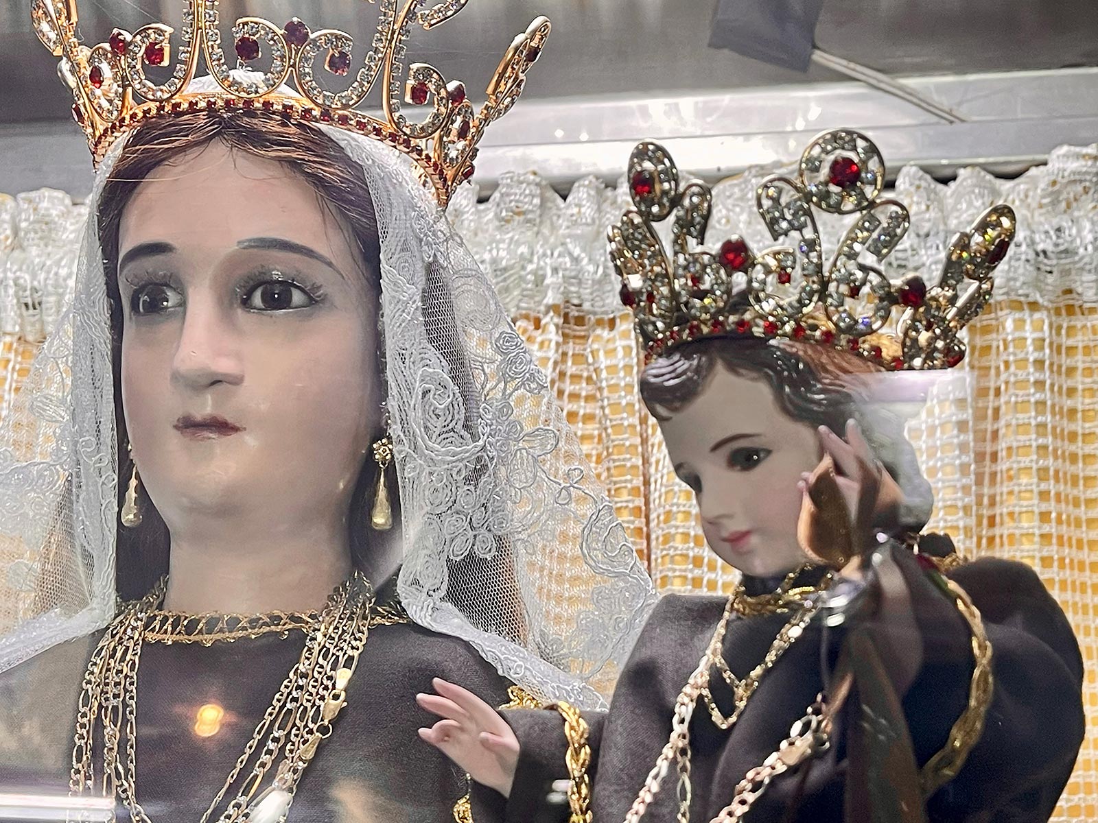 Mirakulös staty av Maria som håller barnet Jesus, Sanctuary of Nuestra Senora del Carmen, Catemaco