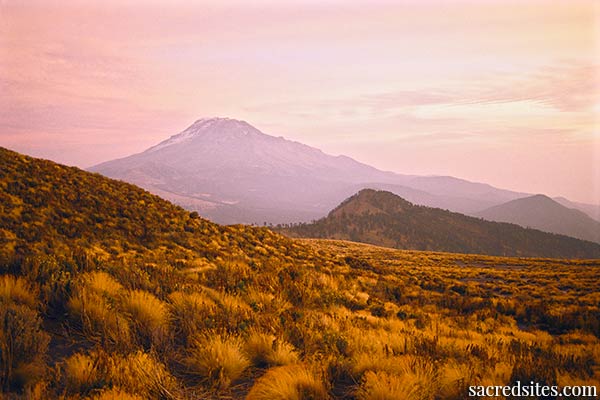 Monte distante Iztaccihuatl das encostas altas do Monte. Popocatepetl, México