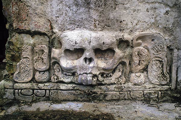 Schädel, der an Palenque-Ruinen, Mexiko schnitzt