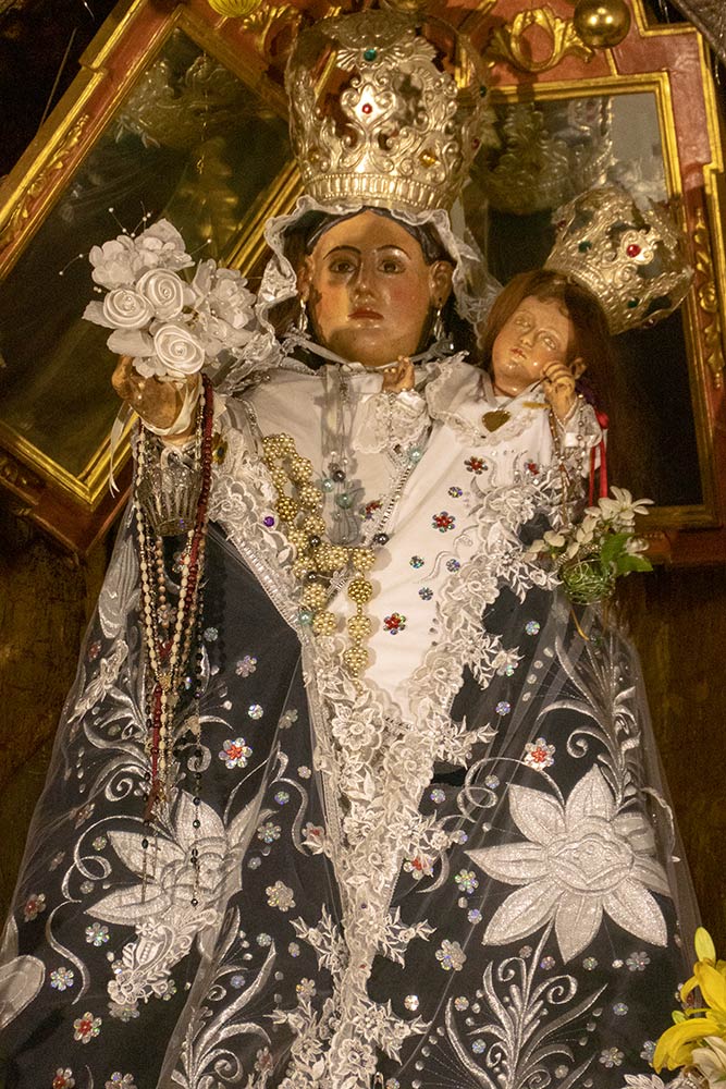 Maryn patsas, joka pitää vauva Jeesusta alttarilla, Santuario de Mama Ashu, Chacas