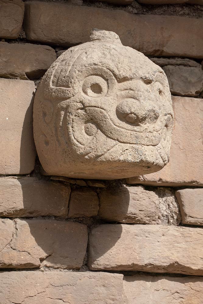 Skulptur vid templet i Chavin de Huantar