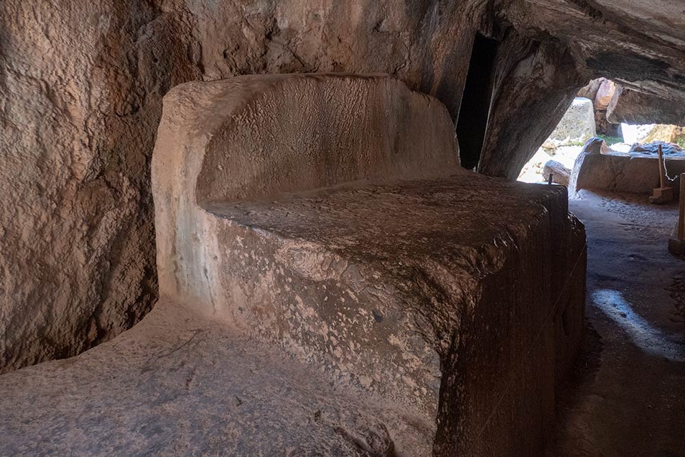 حجر مذبح غامض في معبد ما قبل الإنكا في تشينكو ، كوسكو
