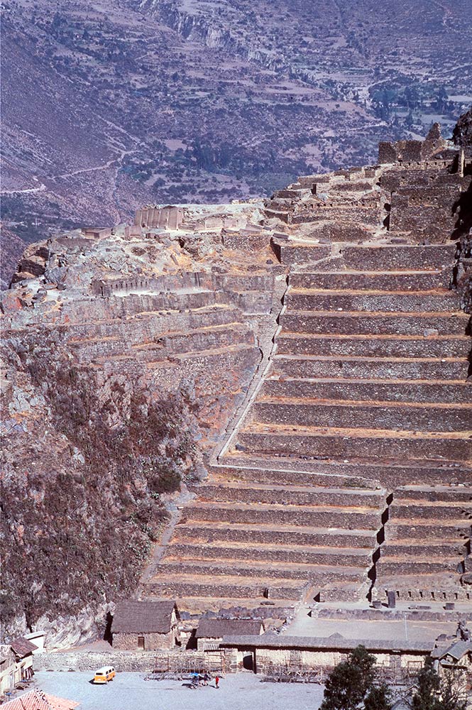 Inka-terrasser vid Ollantaytambo-platsen före Inka