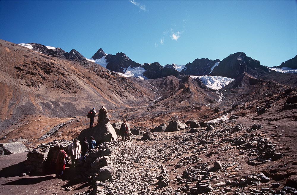 Santuario pagano al pie del glaciar Qollqepunku, Qoyllorit'i