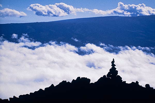 Mojón a lo largo del camino del peregrino que conduce a la montaña Sagrada de Mauna Kea, Isla de Hawai