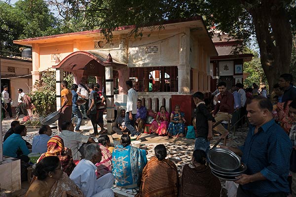 Pelgrims die eten bij Adinath Mandir