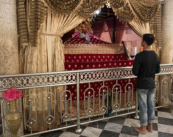 Pilgrim at shrine of Bayazid Bostami, Chittagong