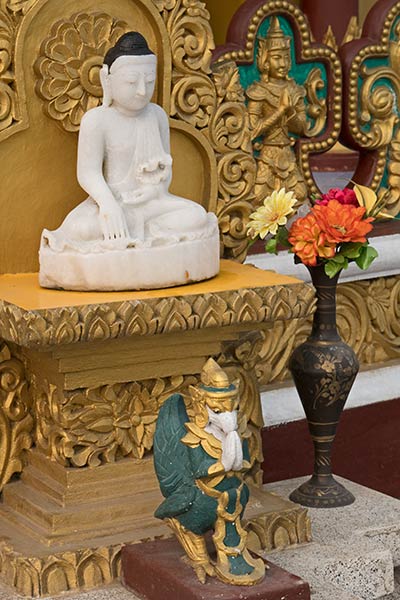 Buddhan patsas ja Garuda, legendaarinen lintu, Buddha Dhatu Jadi -temppeli