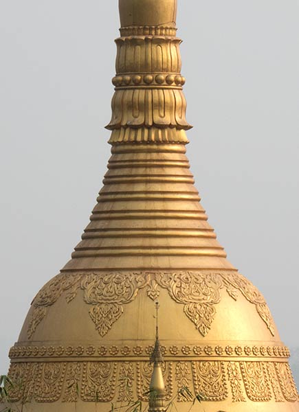 Close-up van de torenspits van de Boeddha Dhatu Jadi-tempel