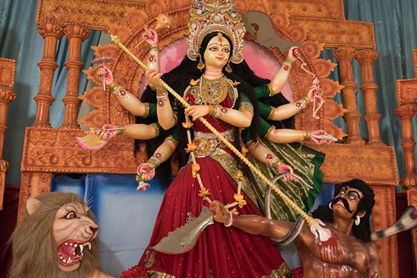 Statue der Göttin Durga, die ein dämonisches mythologisches Wesen, Dhakeshwari-Tempel, Dhaka, Bangladesch tötet