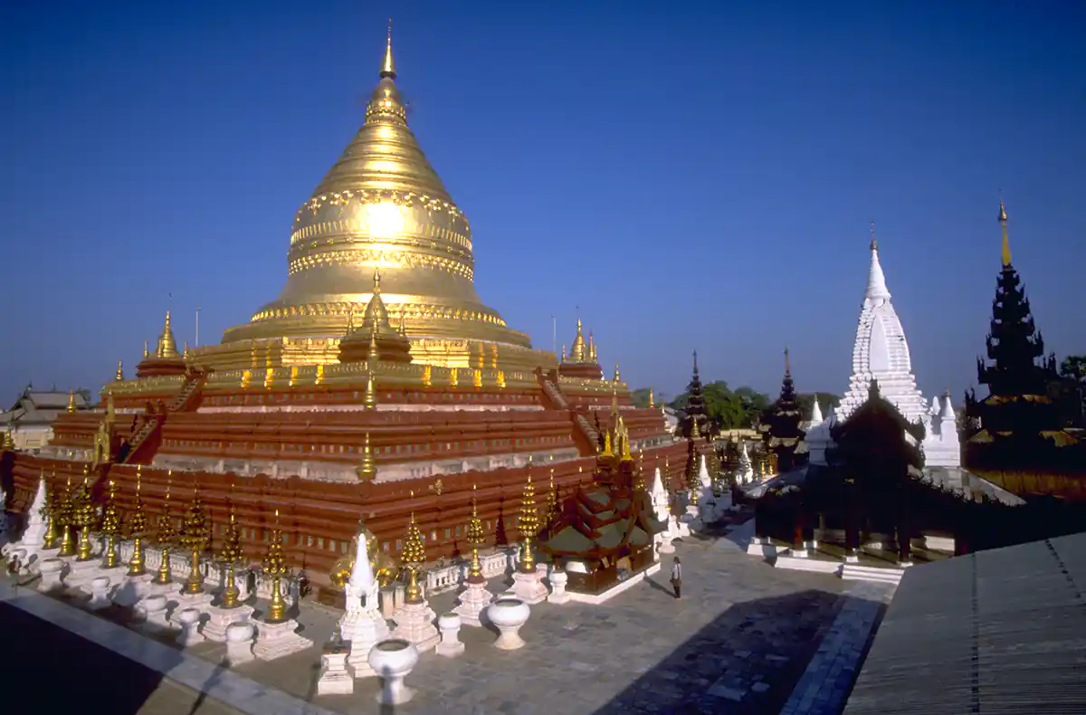 Templo de Shwezigon, Bagan, Myanmar (Birmania)