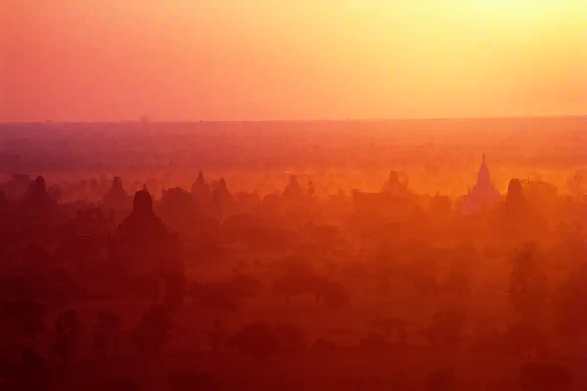 Salida del sol sobre los templos de Bagan, Myanmar (Birmania)