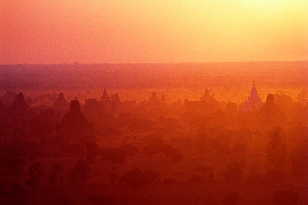 Soluppgång över templen i Bagan