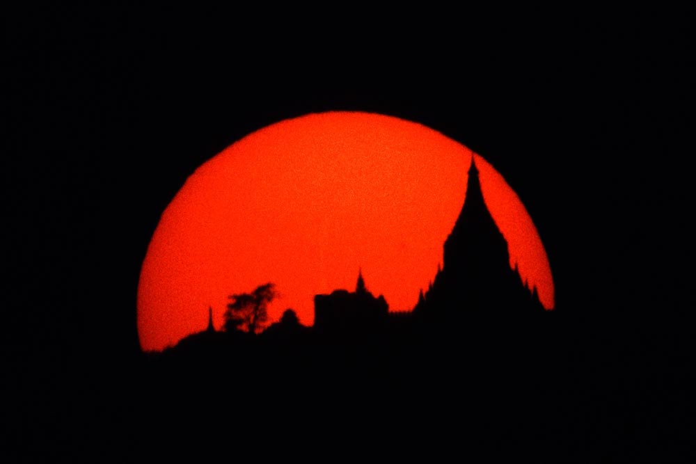 Auringonlaskua Tant Kyi Taung -pagodan takana, lähellä Bagania