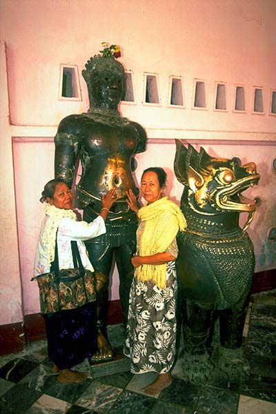 Statues de guérison miraculeuses, sanctuaire Maha Muni, Mandalay, Birmanie