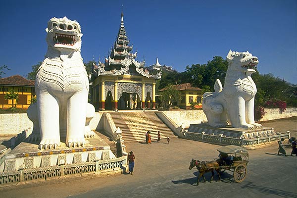 Portalen till den heliga kullen i Mandalay, Burma