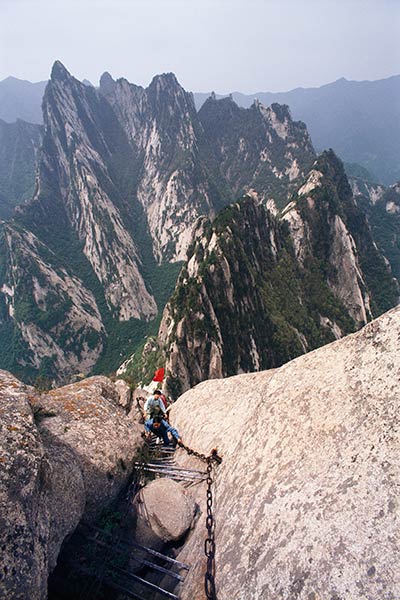 צליינים מטפסים על הר הואה שאן, סין