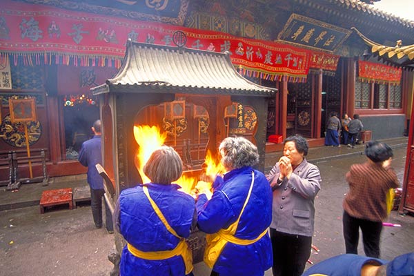 Pelgrims die voorbereidingen treffen om Puji Si-tempel, Pu Tuo Shan, China in te gaan
