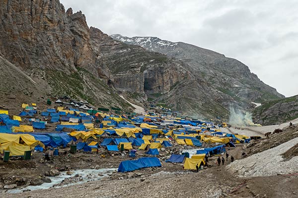 Amarnath Shiva haitzuloaren tenpluan erromesentzako dendak