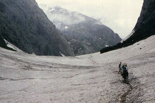 Approach to Amarnath cave